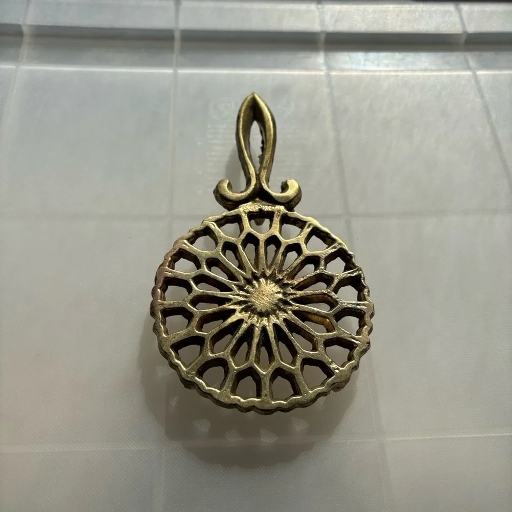 🟡Round Brass Trivet With Scallop Edging, Vintage